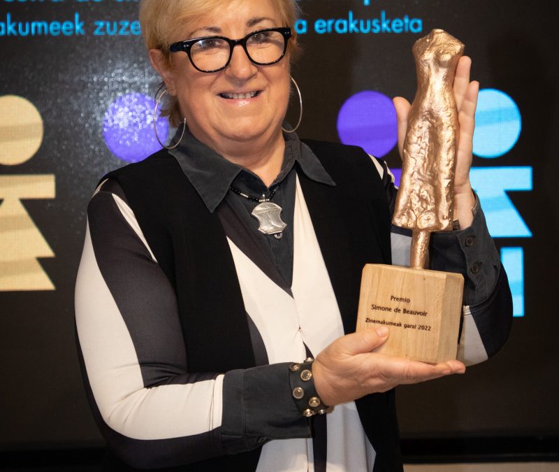 Helena Taberna recibe el premio Simone de Bouvoir